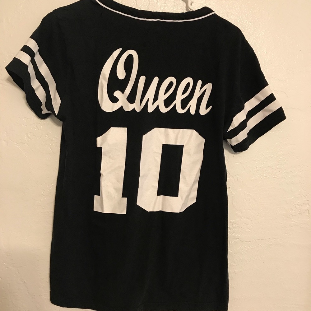 💥3/$10💥Queen Tee - Picture 3 of 4